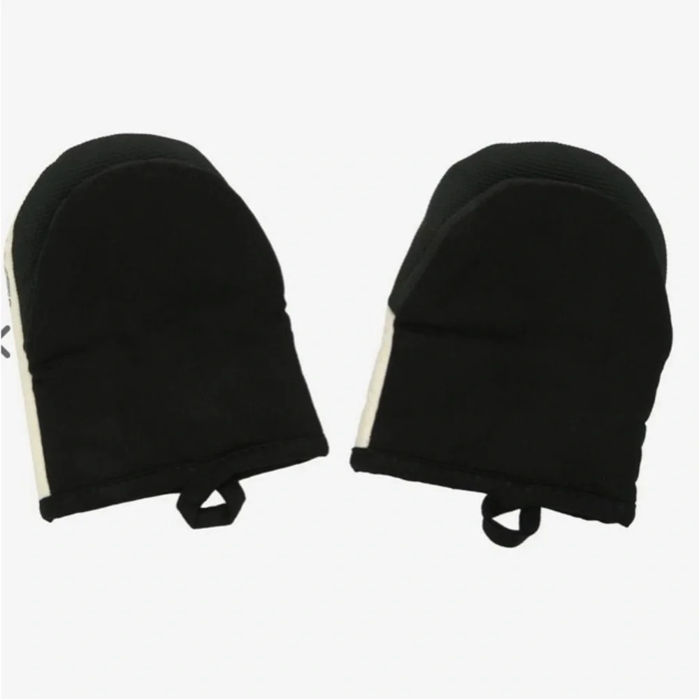 NWT Disney‎ Hocus Pocus Gather Round Sisters!    2 Pack Mitt Oven Set